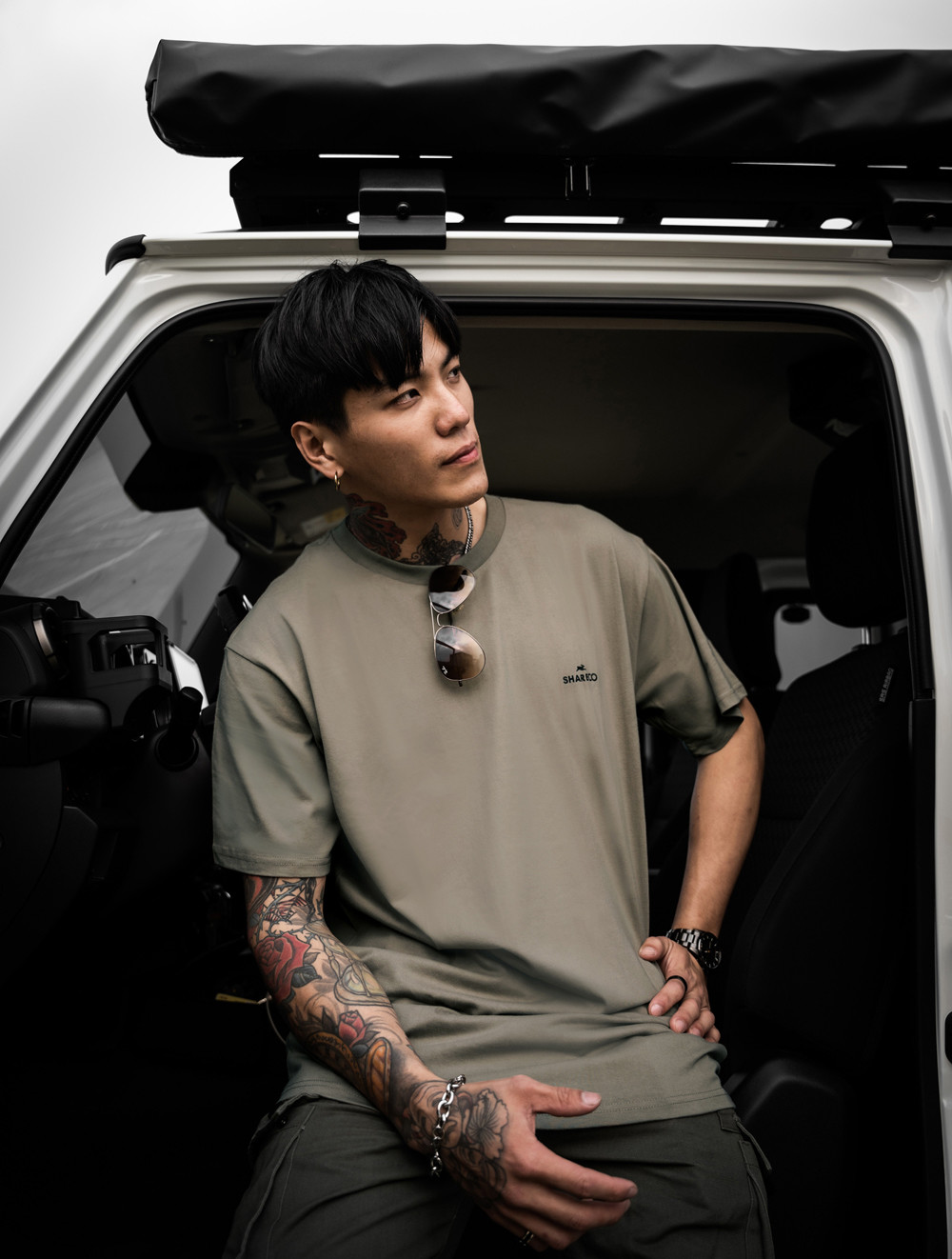 頑童「瘦子」的那件素TEE 這裡買！簡約、舒適、版型集大成，粉絲：難怪一次囤那麽多件... - SHARECO 香水吊卡